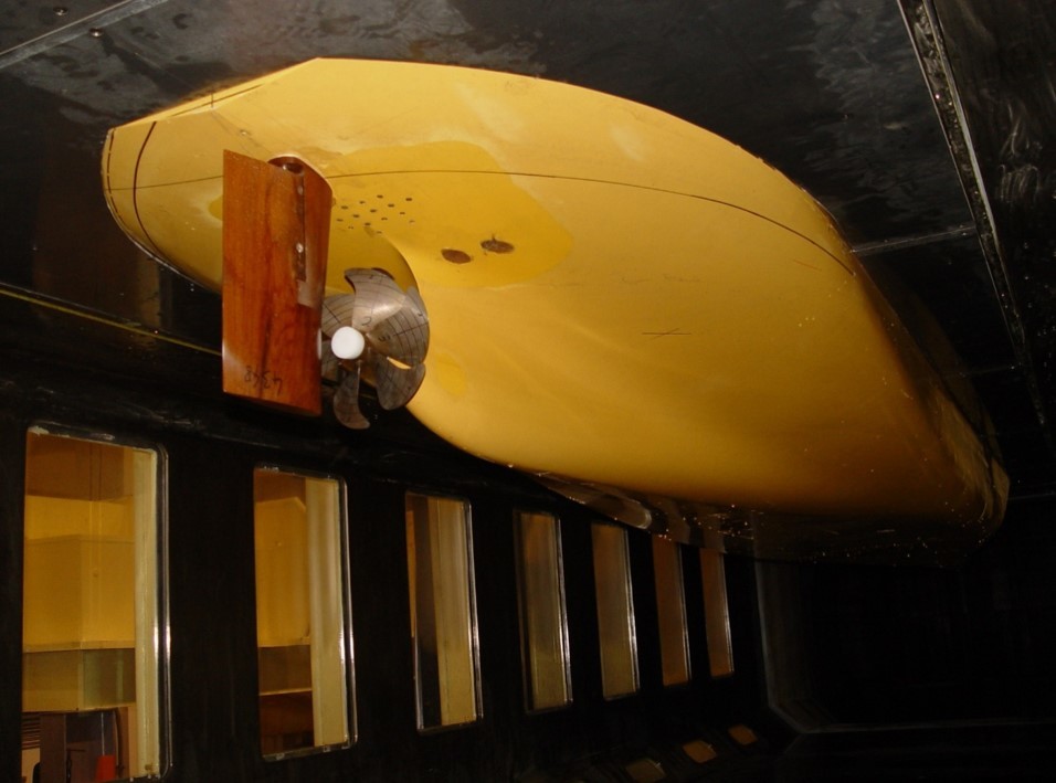 2009_8250TEU船模不同螺槳(P6007)進行激振力實驗